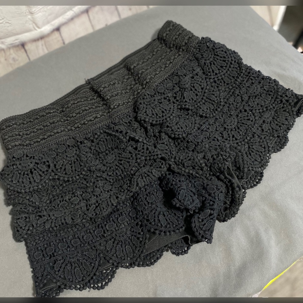 Rewind Juniors Black Ruffled Shorts